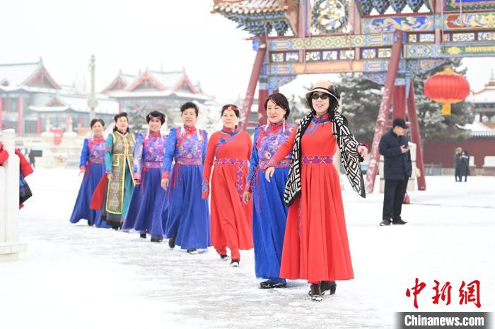 2月13日，老年人在呼和浩特市大召廣場拍照“打卡”?！⑽娜A 攝