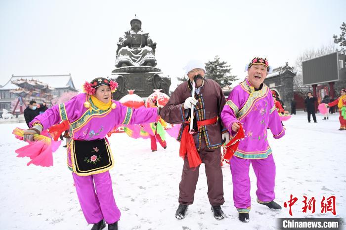 2月13日，秧歌隊在呼和浩特市大召廣場雪中起舞?！⑽娜A 攝
