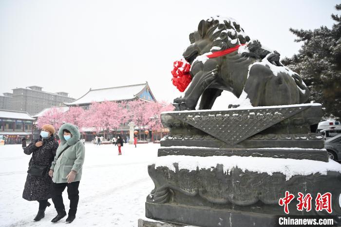 2月13日，民眾在呼和浩特市大召廣場雪中漫步。　劉文華 攝