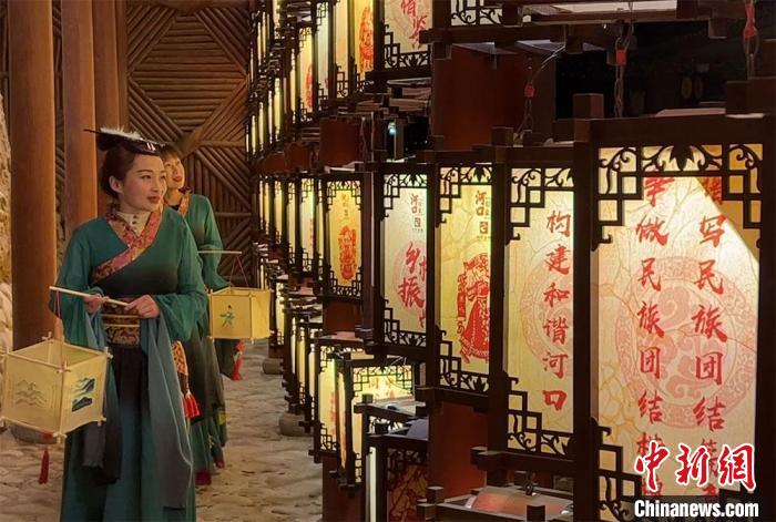 圖為游客身著古裝逛燈會。　張振祥 攝