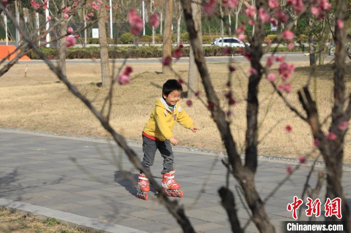 小朋友公園里玩耍。　鄧小強 攝