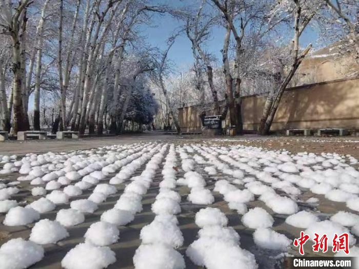 圖為春雪過(guò)后的莫高窟美不勝收。　周斌全 攝