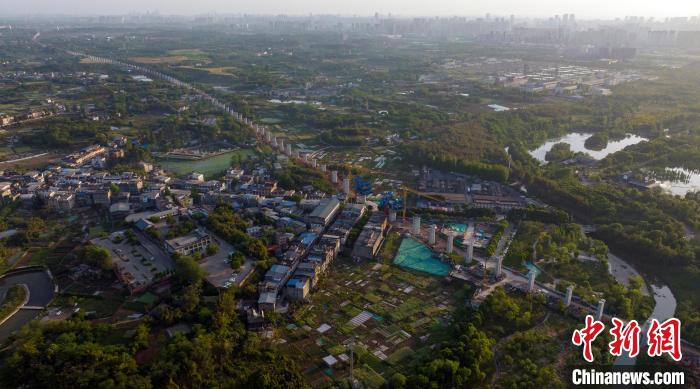 航拍正在建設(shè)中的成都至自貢高速鐵路成都段。　劉忠俊 攝