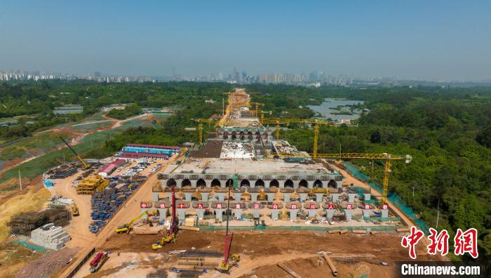 加緊施工建設(shè)的天府站多線橋?！⒅铱?攝