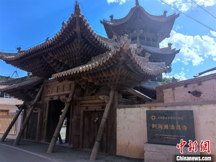 圖為集漢、藏、伊斯蘭風(fēng)格于一體的700年歷史的全國重點保護(hù)文物——阿河灘清真寺?！埡ｖ?攝