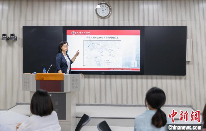 天津師范大學(xué)跨文化與世界文學(xué)研究院院長(zhǎng)、教授郝嵐正在為同學(xué)們上課?！⊥踉谟?攝
