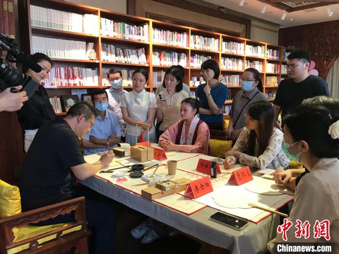 9月14日，“月動(dòng)臨秋扇”中華傳統(tǒng)文化沉浸式體驗(yàn)活動(dòng)在北京紀(jì)曉嵐故居舉辦。 陳建新 攝 陳建新 攝