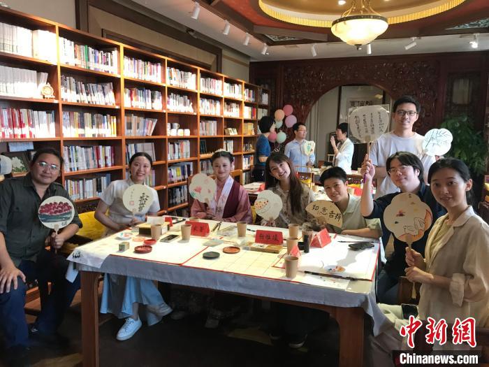 9月14日，“月動(dòng)臨秋扇”中華傳統(tǒng)文化沉浸式體驗(yàn)活動(dòng)在北京紀(jì)曉嵐故居舉辦。陳建新 攝 陳建新 攝