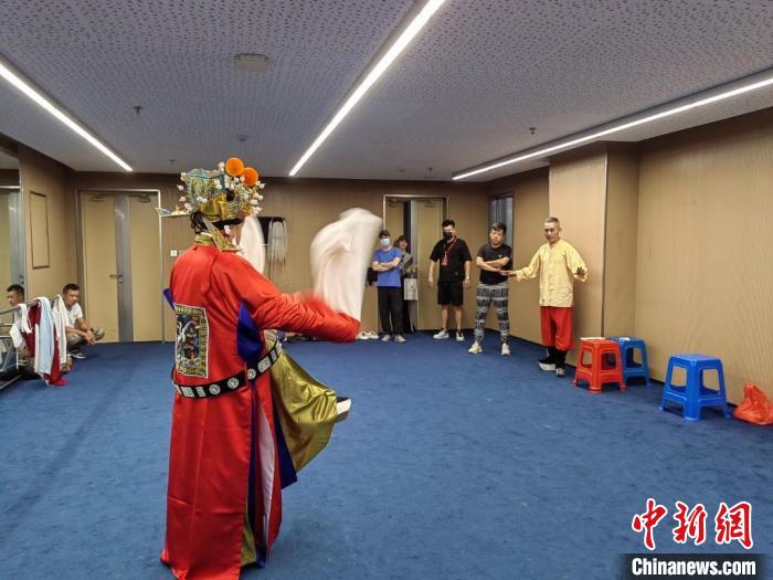 “天下第一團(tuán)”正在進(jìn)行練習(xí)?！±ド绞形捏w廣電和旅游局供圖