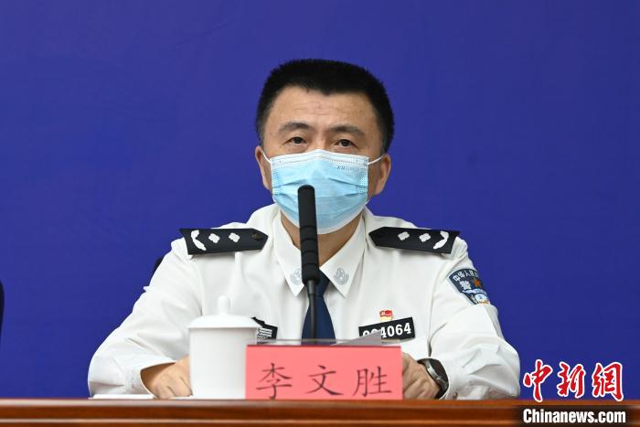成都市公安局交管局局長(zhǎng)李文勝?！“苍?攝