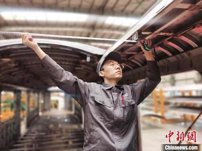 王漢卿在安裝車頂二次骨架吊?！∈茉L者供圖