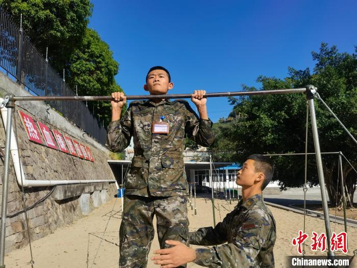 新兵尤云龍正在進行器械訓(xùn)練?！●R濤 攝