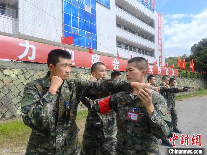 新兵尤云龍(左)不斷向一名合格軍人蛻變?！￡愴?攝
