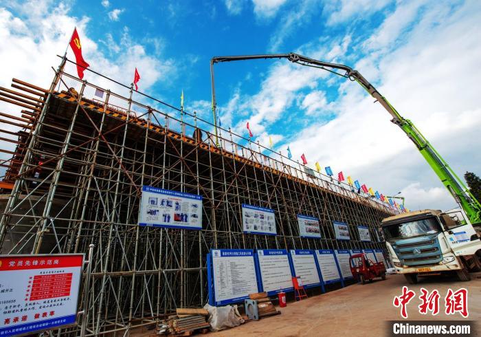 圖為渝昆高鐵云南段境內首座大橋連續(xù)梁混凝土澆筑施工現(xiàn)場?！『螀矽i 攝