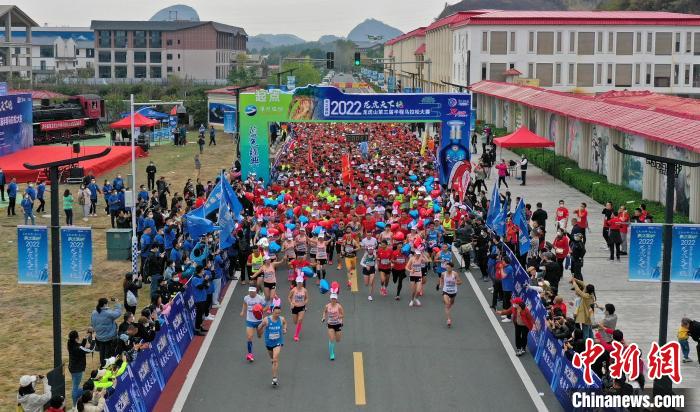 2022年龍虎山半程馬拉松鳴槍開跑?！⒅剧?攝