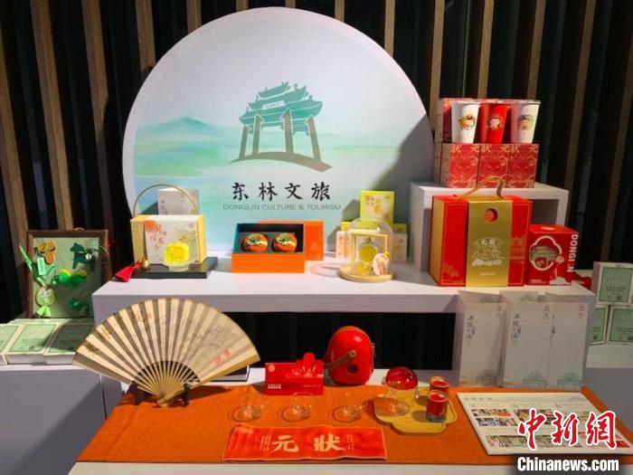 發(fā)展論壇現(xiàn)場展出的無錫城市文創(chuàng)作品?！O權(quán) 攝