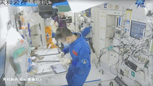 開展水樣微生物檢測。圖片來源：中國載人航天工程辦公室官方微信