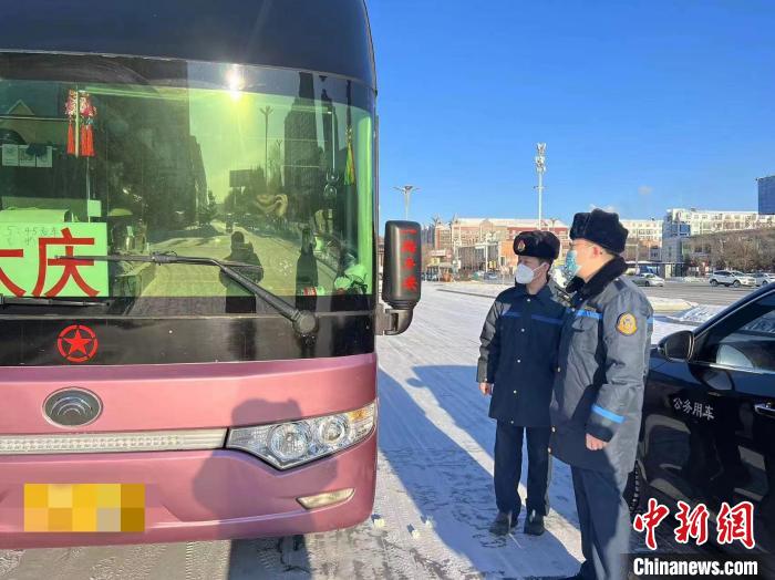 交通執(zhí)法人員檢查客運(yùn)車輛手續(xù)?！『邶埥〗煌ㄟ\(yùn)輸廳供圖