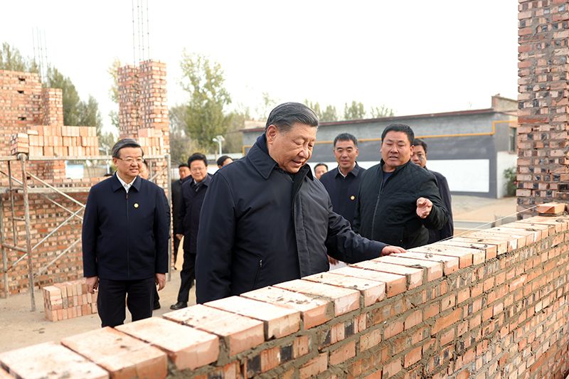 2023年11月10日，習(xí)近平總書記在河北保定涿州市刁窩鎮(zhèn)萬全莊村房屋重建施工現(xiàn)場考察。