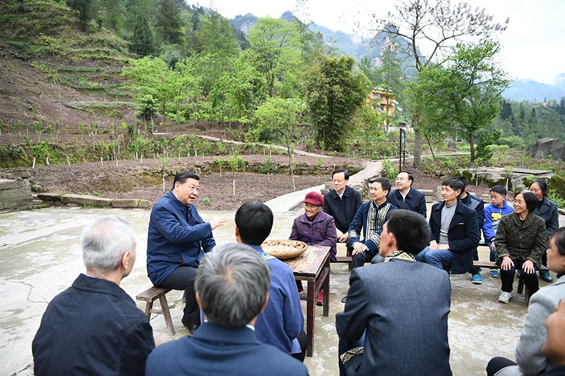 2019年4月15日，習(xí)近平總書記在重慶石柱土家族自治縣中益鄉(xiāng)華溪村同村民代表、基層干部、扶貧干部、鄉(xiāng)村醫(yī)生等圍坐在一起，共話脫貧攻堅。