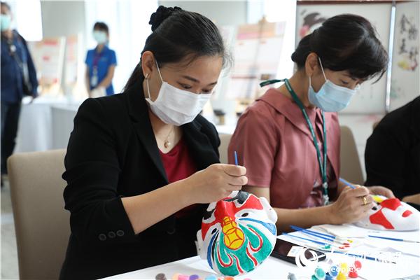 展覽會現(xiàn)場，泰國民眾體驗畫臉譜。人民網(wǎng)記者 趙益普攝