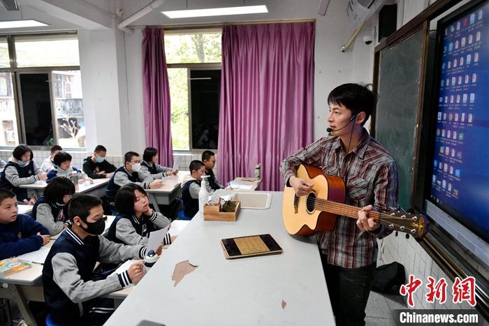 圖為3月16日，張家豪在福建福州延安中學(xué)教學(xué)。 <a target='_blank' href='/'><p  align=