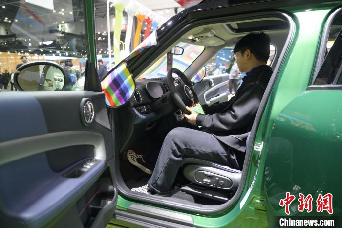 圖為觀眾在展會(huì)試駕車輛。　劉旭 攝