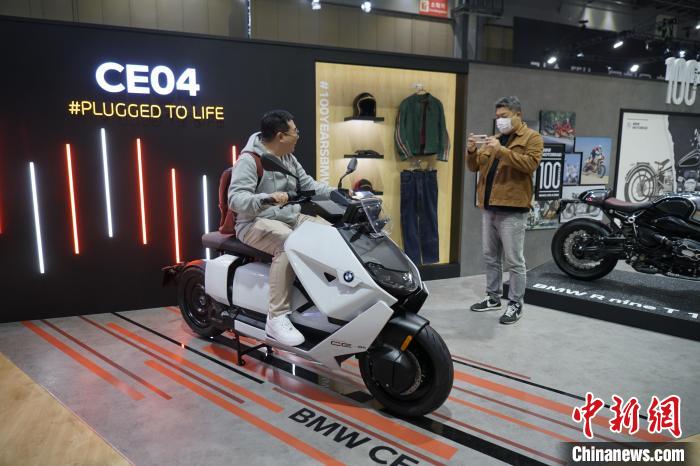 圖為觀眾在展會(huì)試駕車輛?！⑿?攝