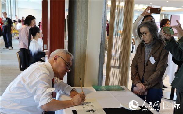 “聯(lián)合國中文日”慶?；顒由线M(jìn)行了書法等中國文化展示。人民網(wǎng)記者 尚凱元攝