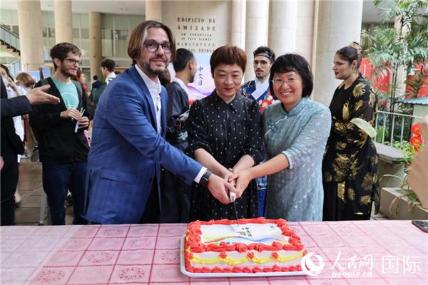 活動現場，田敏總領事與里約天主教大學孔子學院中外方院長共同切蛋糕祝賀中文日活動成功舉辦。人民網記者時元皓 攝