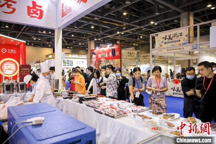活動現(xiàn)場人頭攢動?！≌憬∩虅?wù)廳 供圖