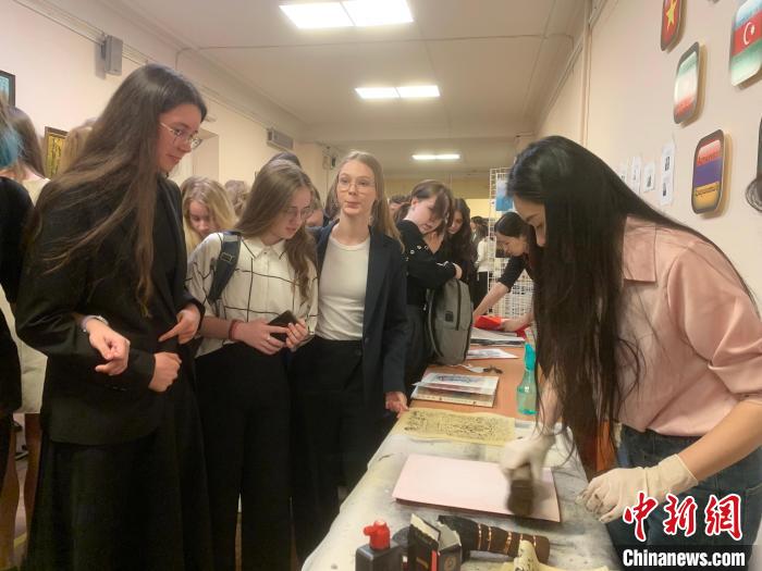 4月21日，莫斯科國立語言大學(xué)孔子學(xué)院附屬中學(xué)舉辦“國際中文日”活動(dòng)，學(xué)生們體驗(yàn)雕版印刷?！∧箍茋⒄Z言大學(xué)孔子學(xué)院 供圖