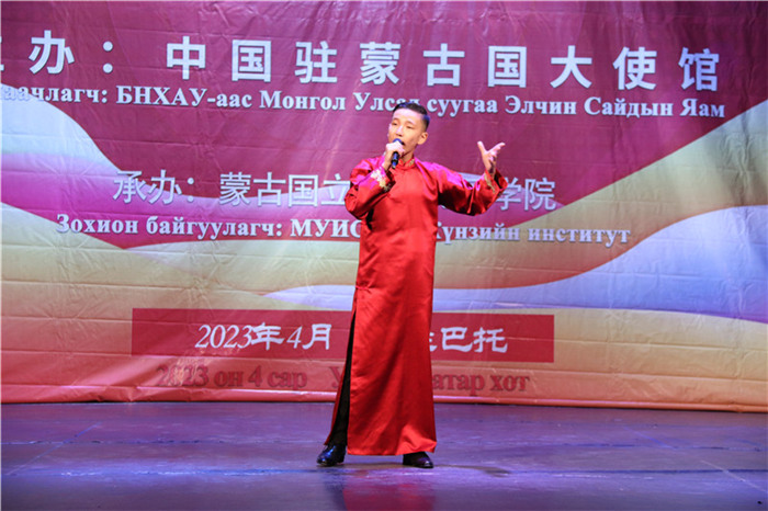 一等獎選手賀希格中學(xué)的包勒爾德表演貫口《玲瓏塔》。蒙古國立大學(xué)孔子學(xué)院供圖