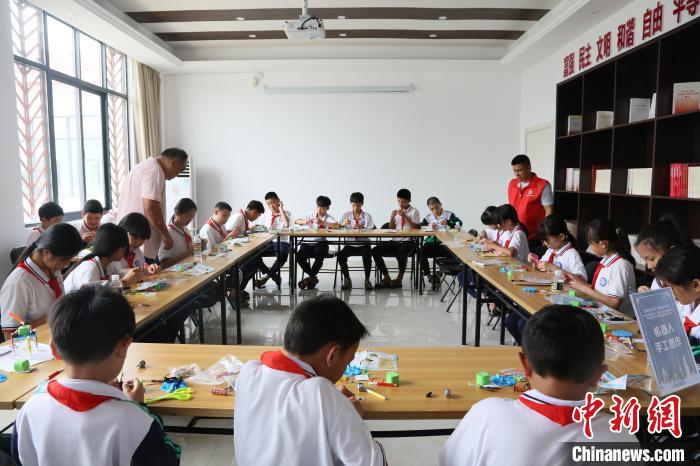 4月24日，中國航天日主題活動海南文昌分會場開展航天機器人手工創(chuàng)作體驗課?！》钊?攝