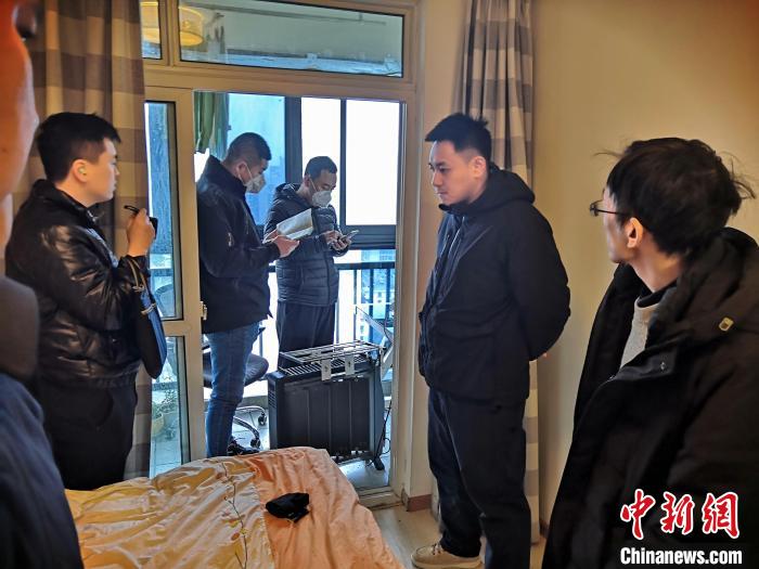 丹東市公安局民警抓捕犯罪嫌疑人，在其家中進(jìn)行搜查?！〉|市公安局供圖