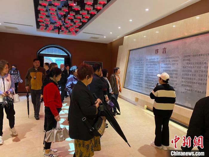 中共中央統(tǒng)戰(zhàn)部舊址里參觀者絡(luò)繹不絕?！±顣詡?攝