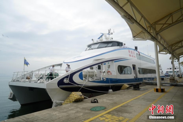 5月3日，“新捷安”輪載著157名乘客從廈門啟航前往金門，這是“新捷安”輪入列廈金航線后的首個航班。廈門海事局執(zhí)法人員對船舶進行了全面的開航前檢查，確保首航安全。“新捷安”輪總長43米、船寬10.5米、型深3.61米，載客量350人，是現(xiàn)有廈金客運航線參營客船中載客定額最大的雙體穿浪高速客船，用以替換原有的“捷安”輪。福建海事 供圖