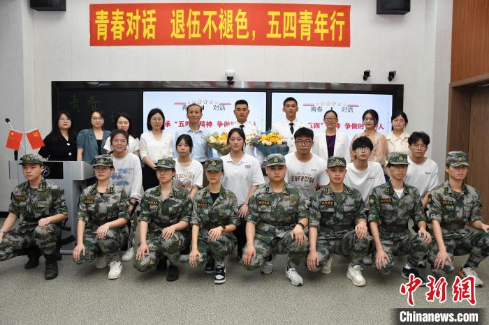 受邀功臣同師生代表合影?！≌闹菔型艘圮娙耸聞?wù)局供圖