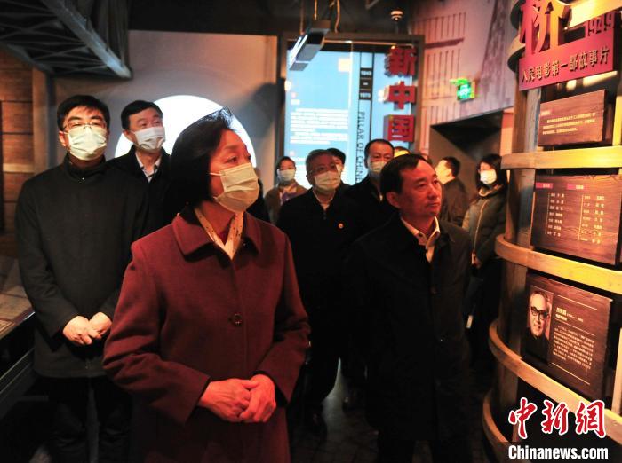 臺(tái)盟中央主席蘇輝近日率調(diào)研組赴吉林開(kāi)展重點(diǎn)考察調(diào)研。圖為在長(zhǎng)影舊址博物館考察吉林特色文化產(chǎn)業(yè)發(fā)展。　高龍安 攝