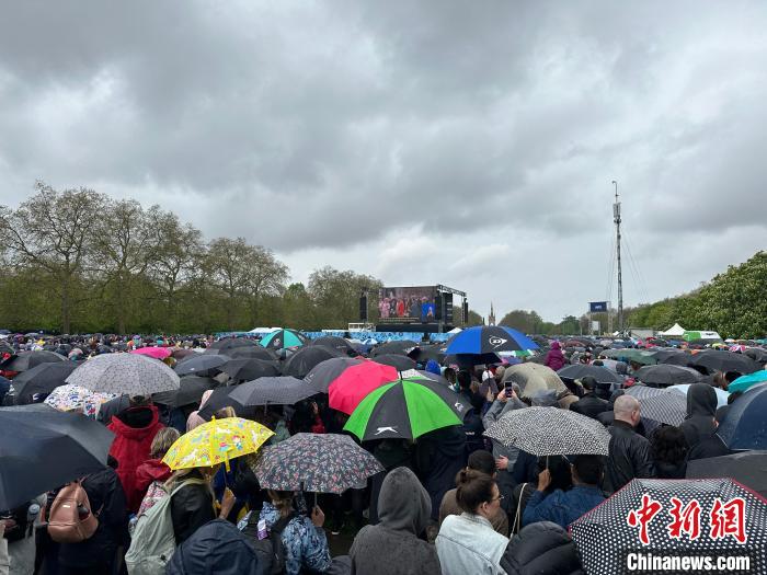 當(dāng)?shù)貢r(shí)間5月6日，英國(guó)國(guó)王查爾斯三世的加冕儀式舉行。民眾雨中觀看儀式?！W陽(yáng)開(kāi)宇 攝