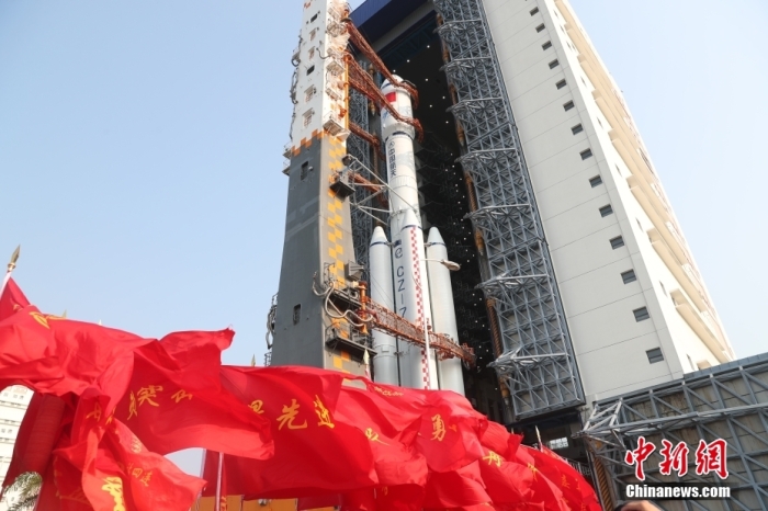 圖為轉(zhuǎn)運現(xiàn)場。攝影 邱立軍 黃國暢