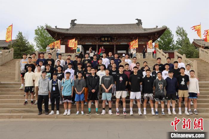 比賽結(jié)束后，兩岸學(xué)生參訪高平炎帝陵?！≈鬓k方供圖