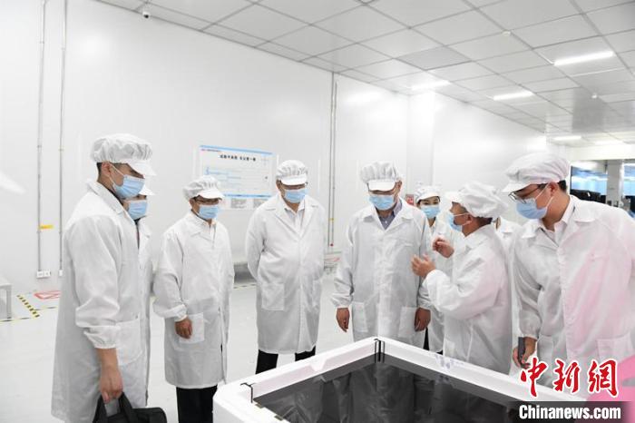 圖為蔡達(dá)峰一行在惠科電子(北海)科技產(chǎn)業(yè)園調(diào)研?！×趾?攝
