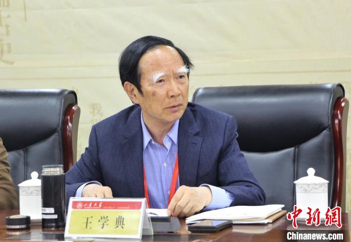 山東大學(xué)儒學(xué)高等研究院執(zhí)行院長、《文史哲》雜志主編王學(xué)典主持首場主題發(fā)言?！≮w曉 攝