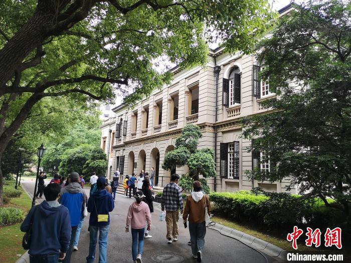 新階層人士參觀英國駐滬領(lǐng)事館?！》队畋?攝