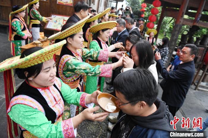 楓香瑤寨村民用攔門酒熱情迎接客人?！钊A峰 攝