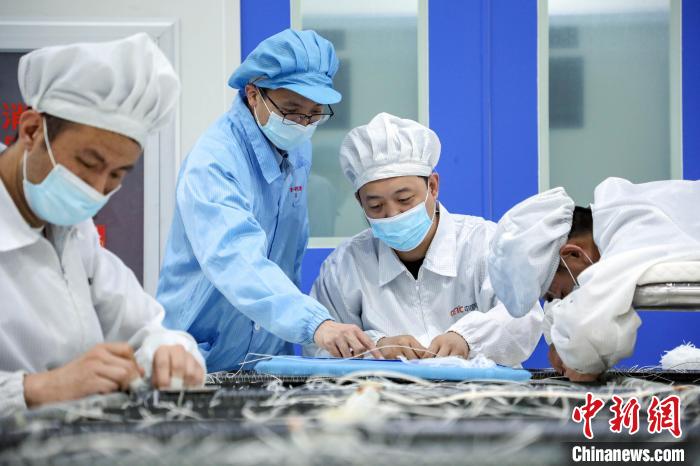 中國電科研究人員開展半剛性太陽電池陣相關(guān)研究測試?！≈袊娍?供圖