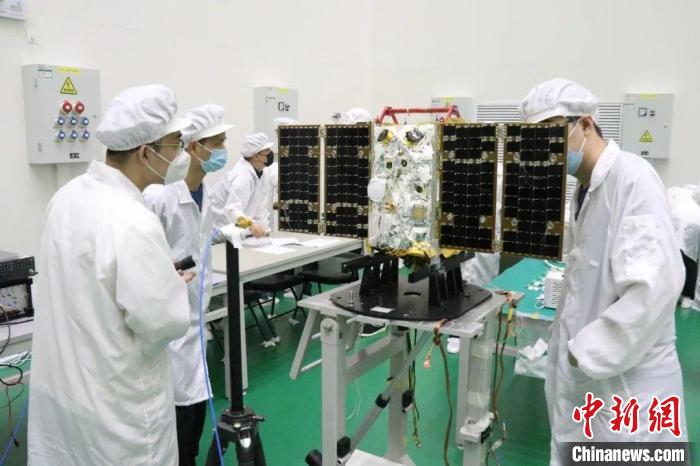 圖為大連1號—連理衛(wèi)星試驗中?！〈筮B理工大學供圖
