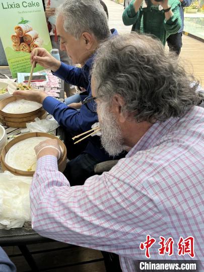 外交官們體驗做立夏餅?！∪A東師范大學(xué)供圖