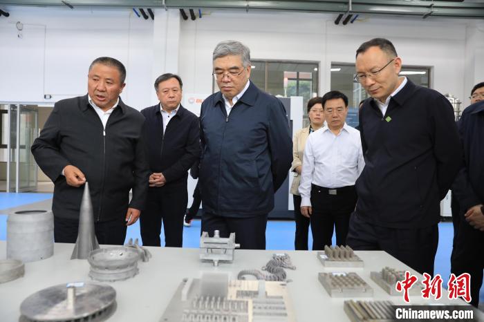 民進(jìn)中央常務(wù)副主席朱永新率調(diào)研組赴四川開展重點(diǎn)考察調(diào)研。圖為在四川工程職業(yè)技術(shù)學(xué)院考察調(diào)研。　民進(jìn)中央供圖